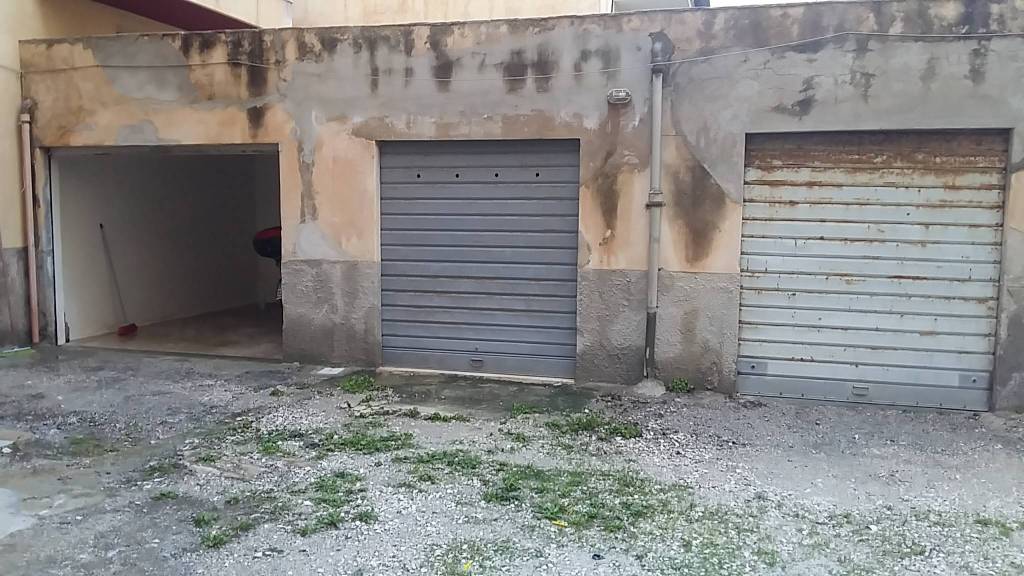 Via Serraino Vulpitta – garage con ampia apertura no fronte strada, mq 12 ca, Euro 14 mila CL GI