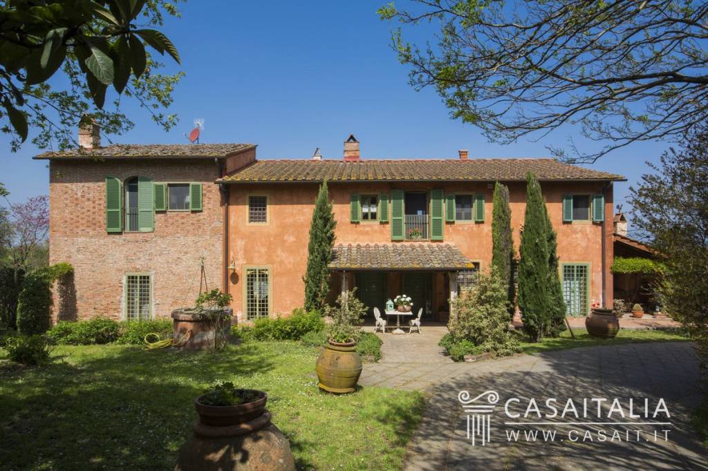 Villa con dependance in vendita sulle colline toscane