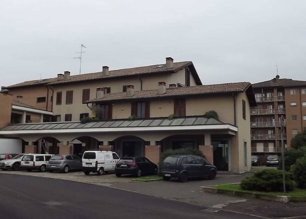 Ex filiale Bancaria, via Pavia 36/38,...