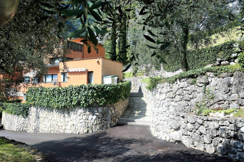  TRILOCALE INDIPENDENTE CON GIARDINO VISTA LAGO Riva del Garda